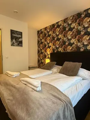 Ein Bett oder Betten in einem Zimmer der Unterkunft 9-Min to Center, 1BR &1LR Apt with Balcony, TV & WIFI
