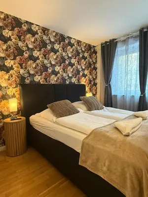Ein Bett oder Betten in einem Zimmer der Unterkunft 9-Min to Center, 1BR &1LR Apt with Balcony, TV & WIFI