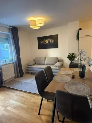 Ein Sitzbereich in der Unterkunft 9-Min to Center, 1BR &1LR Apt with Balcony, TV & WIFI