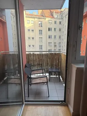 Ein Balkon oder eine Terrasse in der Unterkunft 9-Min to Center, 1BR &1LR Apt with Balcony, TV & WIFI