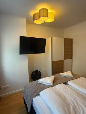 Ein Bett oder Betten in einem Zimmer der Unterkunft 9-Min to Center, 1BR &1LR Apt with Balcony, TV & WIFI