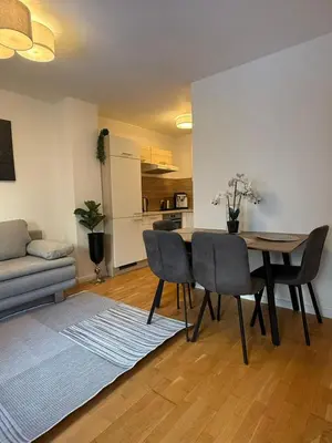 Ein Sitzbereich in der Unterkunft 9-Min to Center, 1BR &1LR Apt with Balcony, TV & WIFI