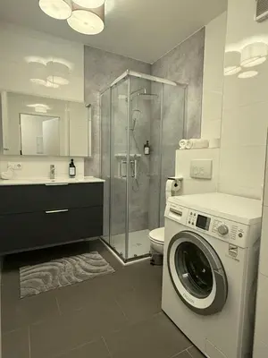 Ein Badezimmer in der Unterkunft 9-Min to Center, 1BR &1LR Apt with Balcony, TV & WIFI