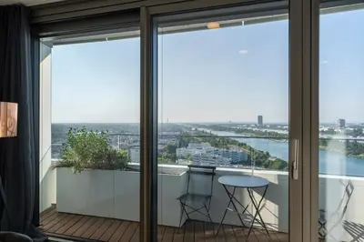 Ein Balkon oder eine Terrasse in der Unterkunft josef's home l Über den Wolken l Danube Flats 03