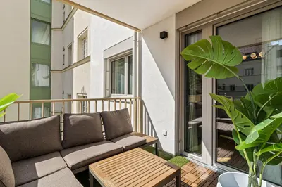 Ein Balkon oder eine Terrasse in der Unterkunft Spacious 3-BR - Balcony - Onsite Parking 19,90 per Day