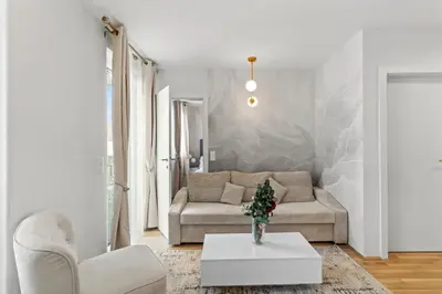 Ein Sitzbereich in der Unterkunft 1-BR with Outdoor Space - Onsite Parking for 19,90 per Day