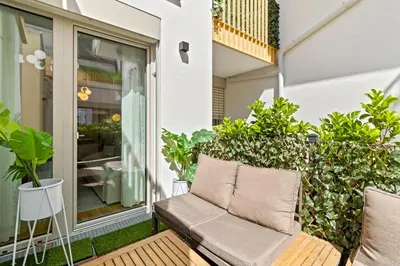Ein Sitzbereich in der Unterkunft 1-BR with Outdoor Space - Onsite Parking for 19,90 per Day
