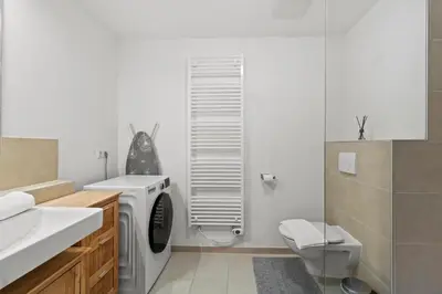 Ein Badezimmer in der Unterkunft Modern 1BR near Meidling Metro - Free Parking