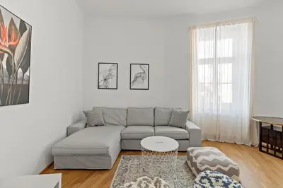 Ein Sitzbereich in der Unterkunft 5 Min to Karlsplatz I Next to Naschmarkt
