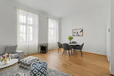 Ein Sitzbereich in der Unterkunft 5 Min to Karlsplatz I Next to Naschmarkt