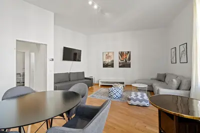 Ein Sitzbereich in der Unterkunft 5 Min to Karlsplatz I Next to Naschmarkt