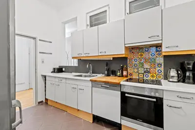 Küche/Küchenzeile in der Unterkunft Huge 5BR Group Apartment - Sleeps 20 - Near U3