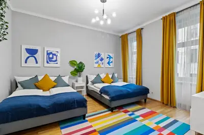 Ein Bett oder Betten in einem Zimmer der Unterkunft Huge 5BR Group Apartment - Sleeps 20 - Near U3