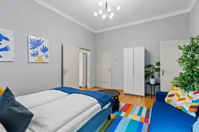 Ein Bett oder Betten in einem Zimmer der Unterkunft Huge 5BR Group Apartment - Sleeps 20 - Near U3