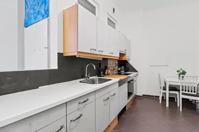 Küche/Küchenzeile in der Unterkunft Huge 5BR Group Apartment - Sleeps 20 - Near U3
