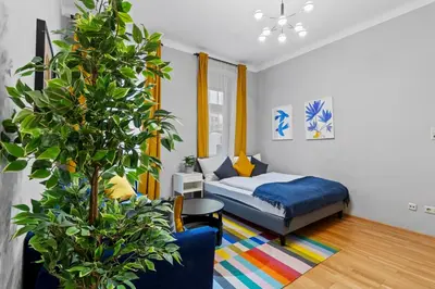 Ein Bett oder Betten in einem Zimmer der Unterkunft Huge 5BR Group Apartment - Sleeps 20 - Near U3