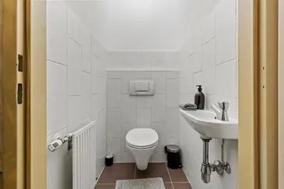 Ein Badezimmer in der Unterkunft Huge 5BR Group Apartment - Sleeps 20 - Near U3