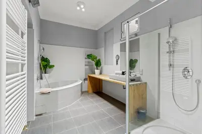 Ein Badezimmer in der Unterkunft Huge 5BR Group Apartment - Sleeps 20 - Near U3