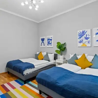 Huge 5BR Group Apartment - Sleeps 20 - Near U3