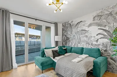 Ein Sitzbereich in der Unterkunft Modern Apartment Near Airport - Outdoor Space - Easy City Access