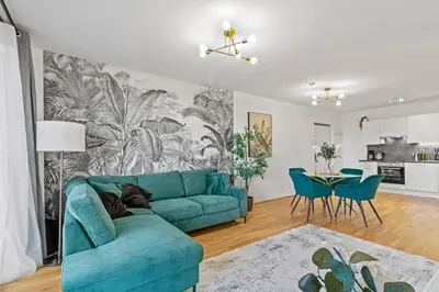 Ein Sitzbereich in der Unterkunft Modern Apartment Near Airport - Outdoor Space - Easy City Access