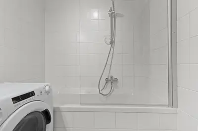 Ein Badezimmer in der Unterkunft Modern Apartment Near Airport - Outdoor Space - Easy City Access