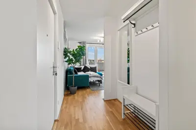 Ein Sitzbereich in der Unterkunft Modern Apartment Near Airport - Outdoor Space - Easy City Access