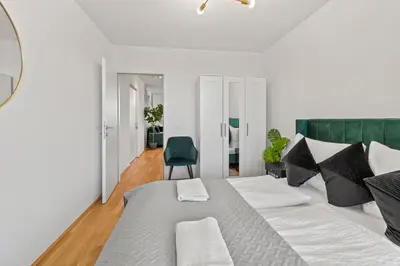 Ein Bett oder Betten in einem Zimmer der Unterkunft Modern Apartment Near Airport - Outdoor Space - Easy City Access