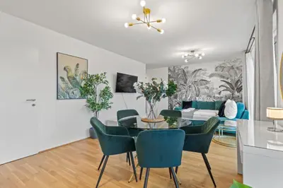 Ein Sitzbereich in der Unterkunft Modern Apartment Near Airport - Outdoor Space - Easy City Access