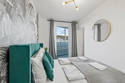 Ein Bett oder Betten in einem Zimmer der Unterkunft Modern Apartment Near Airport - Outdoor Space - Easy City Access