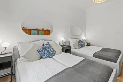 Ein Bett oder Betten in einem Zimmer der Unterkunft Large Two-Bedroom - 2-Min Walk to Metro Meidling