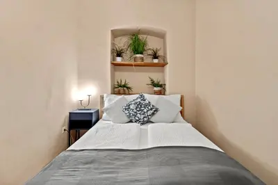 Ein Bett oder Betten in einem Zimmer der Unterkunft Large Two-Bedroom - 2-Min Walk to Metro Meidling
