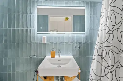 Ein Badezimmer in der Unterkunft Large Two-Bedroom - 2-Min Walk to Metro Meidling