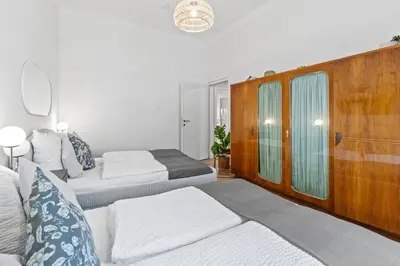 Ein Bett oder Betten in einem Zimmer der Unterkunft Large Two-Bedroom - 2-Min Walk to Metro Meidling
