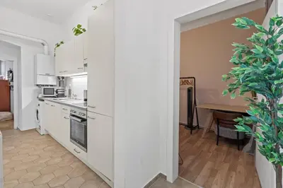Küche/Küchenzeile in der Unterkunft Large Two-Bedroom - 2-Min Walk to Metro Meidling