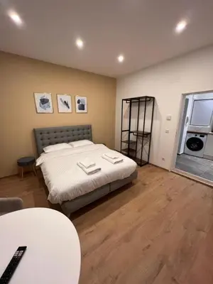Ein Bett oder Betten in einem Zimmer der Unterkunft Apartment near Metro & Netflix - Kingsize Bed