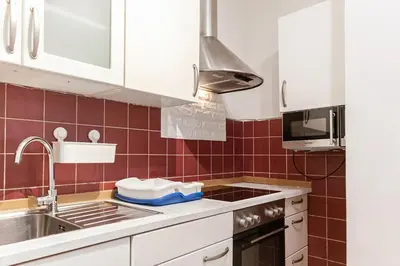 Küche/Küchenzeile in der Unterkunft Simple 2BR Apartment Near Danube with Garden, Ideal for Long Stays