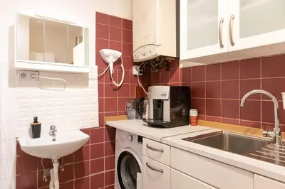 Küche/Küchenzeile in der Unterkunft Simple 2BR Apartment Near Danube with Garden, Ideal for Long Stays
