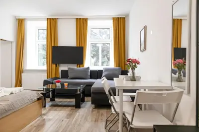 TV/Unterhaltungsangebot in der Unterkunft Simple 2BR Apartment Near Danube with Garden, Ideal for Long Stays