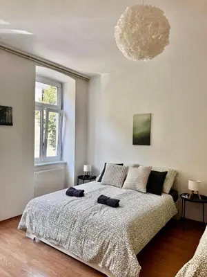 Ein Bett oder Betten in einem Zimmer der Unterkunft Central Long-Term Apartment