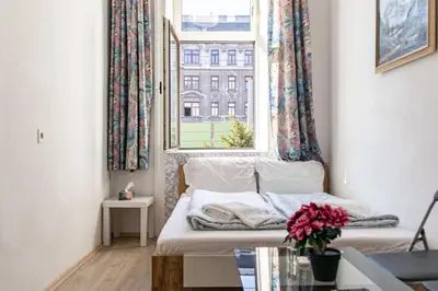 Ein Sitzbereich in der Unterkunft Economical 3-Bedroom Apartment Near Danube & Millennium , Long Stay