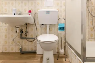Ein Badezimmer in der Unterkunft Economical 3-Bedroom Apartment Near Danube & Millennium , Long Stay