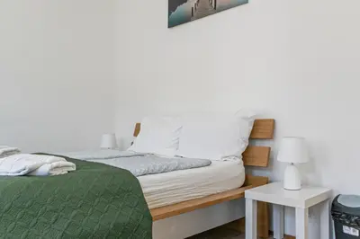 Ein Bett oder Betten in einem Zimmer der Unterkunft Economical 3-Bedroom Apartment Near Danube & Millennium , Long Stay