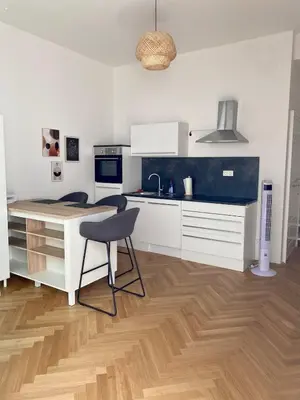 Küche/Küchenzeile in der Unterkunft Lovely Apt with Private Garden and AC in Prime Location