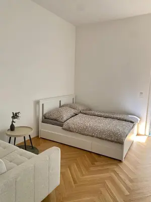 Ein Bett oder Betten in einem Zimmer der Unterkunft Lovely Apt with Private Garden and AC in Prime Location