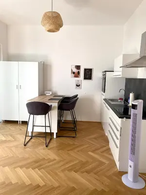 Küche/Küchenzeile in der Unterkunft Lovely Apt with Private Garden and AC in Prime Location