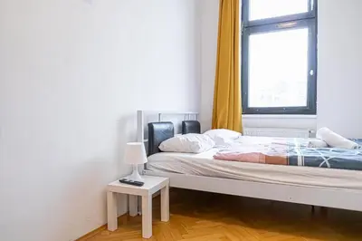 Ein Bett oder Betten in einem Zimmer der Unterkunft Lovely 4BR Apt Garden by Lorenz Böhler & Danube
