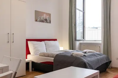 Ein Bett oder Betten in einem Zimmer der Unterkunft Affordable 2BR near Millennium Tower, Long Stay