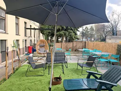 Ein Patio oder anderer Außenbereich in der Unterkunft Affordable 2BR near Millennium Tower, Long Stay
