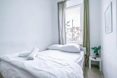 Ein Bett oder Betten in einem Zimmer der Unterkunft Lovely 6-Bedroom Apartment Near Millennium City